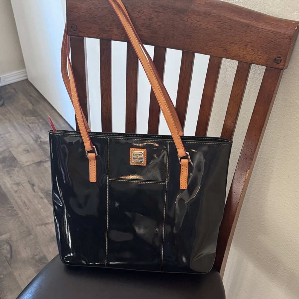 Dooney & Bourke Black Patient Leather Tote Shoulder Bag Tan Straps Red Liner EUC
